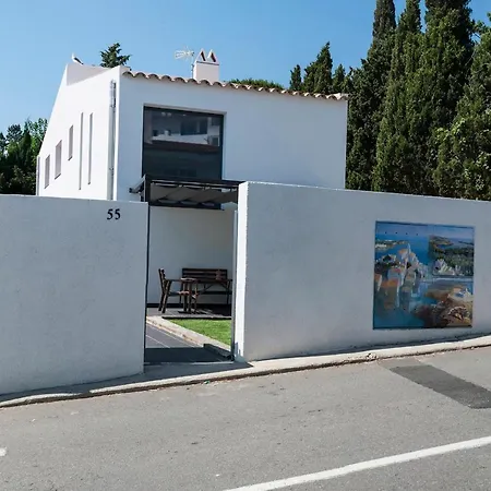 Con Jardincito En El Centro De Cadaques