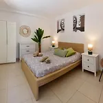 Daire Con Jardincito En El Centro De *