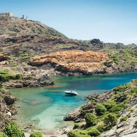 Con Jardincito En El Centro De Cadaqués