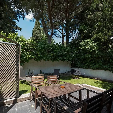 Con Jardincito En El Centro De Cadaqués
